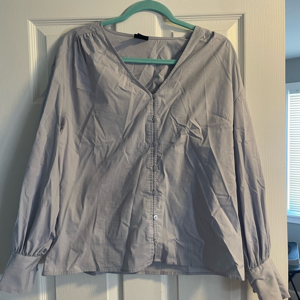 Long-sleeve linen button up with balloon sleeves. Light blue/gray in color